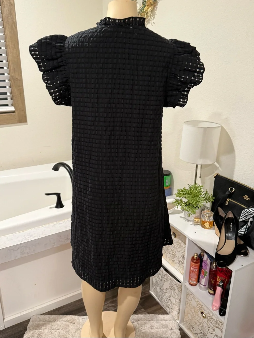 Davi & Dani Black Textured Ruffle Sleeve Midi Dress • Size Large